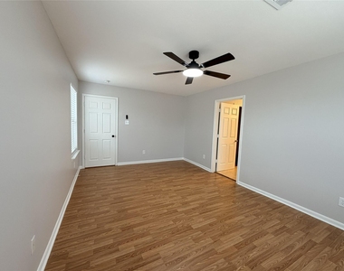 6407 Waldron Drive - Photo Thumbnail 10