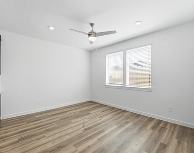 963 Mansfield Street - Photo Thumbnail 3