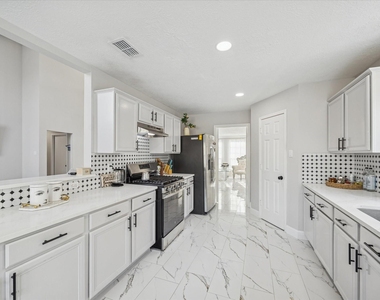 11306 Avon Place - Photo Thumbnail 10