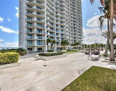 3000 Oasis Grand Boulevard - Photo Thumbnail 23