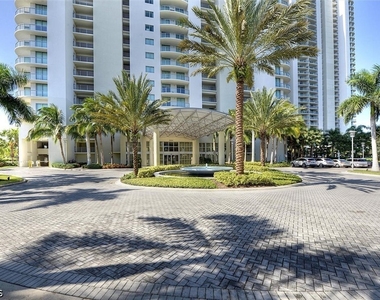 3000 Oasis Grand Boulevard - Photo Thumbnail 2