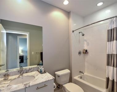3000 Oasis Grand Boulevard - Photo Thumbnail 20