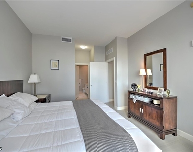 3000 Oasis Grand Boulevard - Photo Thumbnail 12
