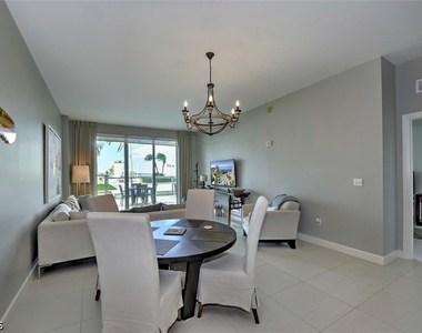 3000 Oasis Grand Boulevard - Photo Thumbnail 5