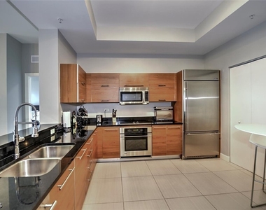 3000 Oasis Grand Boulevard - Photo Thumbnail 3