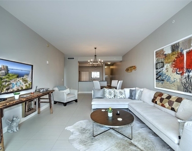 3000 Oasis Grand Boulevard - Photo Thumbnail 6