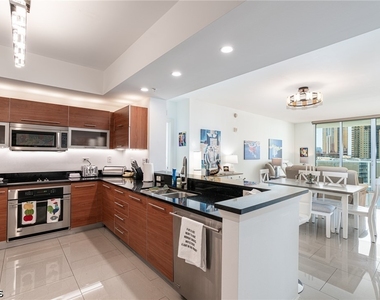 3000 Oasis Grand Boulevard - Photo Thumbnail 4