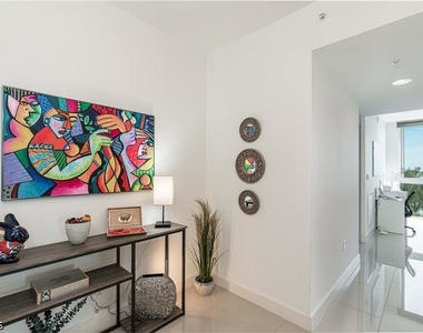 3000 Oasis Grand Boulevard - Photo Thumbnail 1