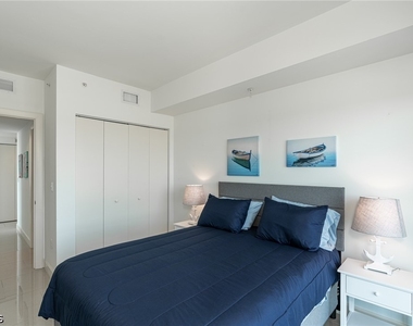 3000 Oasis Grand Boulevard - Photo Thumbnail 19