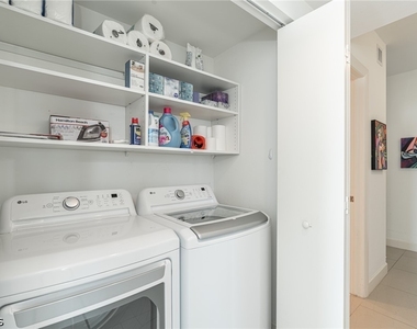 3000 Oasis Grand Boulevard - Photo Thumbnail 25