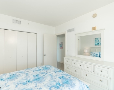 3000 Oasis Grand Boulevard - Photo Thumbnail 16