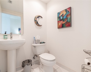 3000 Oasis Grand Boulevard - Photo Thumbnail 3