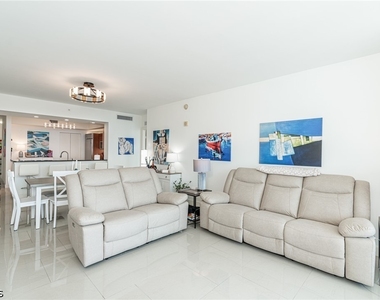 3000 Oasis Grand Boulevard - Photo Thumbnail 9