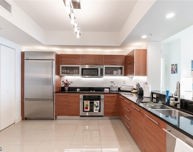 3000 Oasis Grand Boulevard - Photo Thumbnail 5