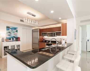 3000 Oasis Grand Boulevard - Photo Thumbnail 6