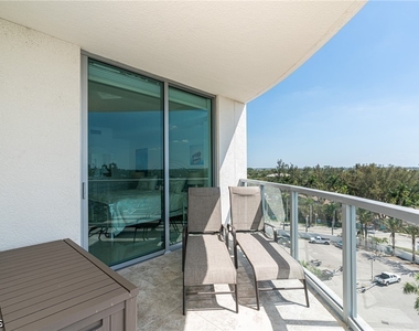 3000 Oasis Grand Boulevard - Photo Thumbnail 14