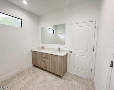 5028 W Tradewinds Circle - Photo Thumbnail 8