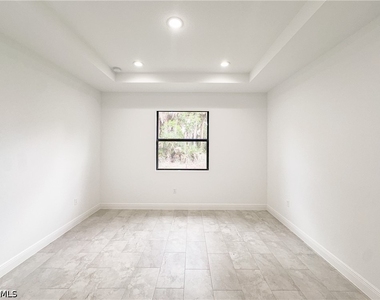 5028 W Tradewinds Circle - Photo Thumbnail 6