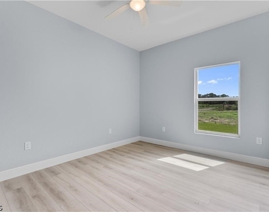 704 Broadway Avenue - Photo Thumbnail 9