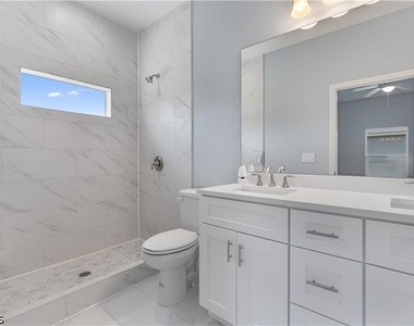 704 Broadway Avenue - Photo Thumbnail 8