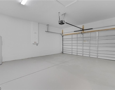 704 Broadway Avenue - Photo Thumbnail 2
