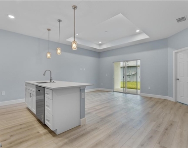 704 Broadway Avenue - Photo Thumbnail 14
