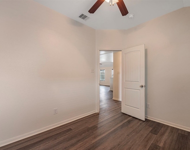 106 Crown Point Court - Photo Thumbnail 18