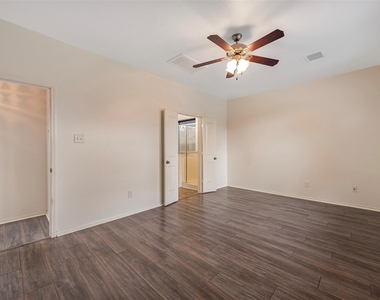 106 Crown Point Court - Photo Thumbnail 10