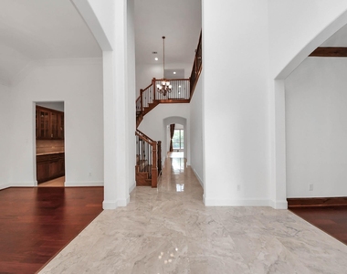 1807 Ravenel Lane - Photo Thumbnail 4