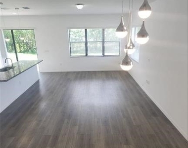 9015 Madrid Circle - Photo Thumbnail 7