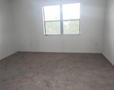 9015 Madrid Circle - Photo Thumbnail 10