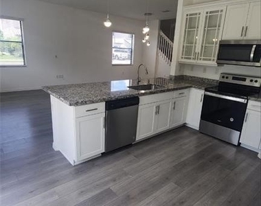9015 Madrid Circle - Photo Thumbnail 4