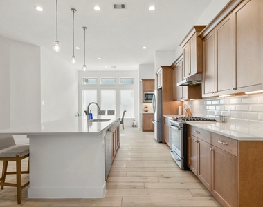 7403 Hanover Lane - Photo Thumbnail 10