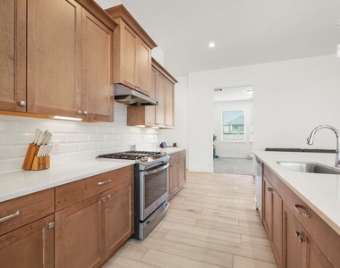 7403 Hanover Lane - Photo Thumbnail 8