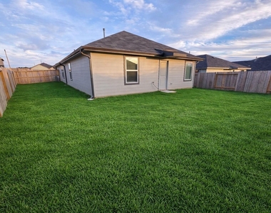 40821 Hawthorne Glades Street - Photo Thumbnail 18