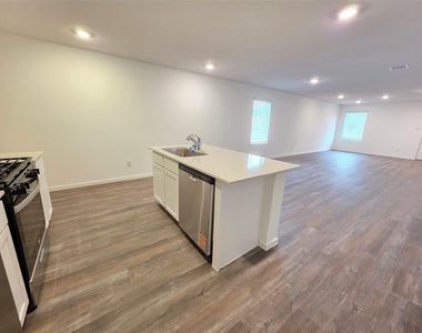 40821 Hawthorne Glades Street - Photo Thumbnail 5