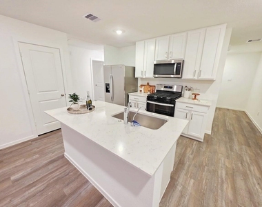 40821 Hawthorne Glades Street - Photo Thumbnail 3