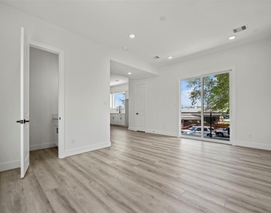 870 W Little York Road - Photo Thumbnail 10