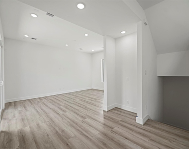870 W Little York Road - Photo Thumbnail 9