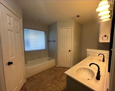 105 Harbor Court Drive - Photo Thumbnail 16