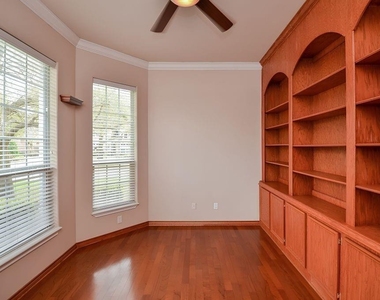 3903 Pinesbury Drive - Photo Thumbnail 4