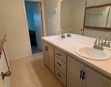 8306 Oakhaven Road - Photo Thumbnail 5