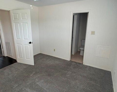 8306 Oakhaven Road - Photo Thumbnail 6