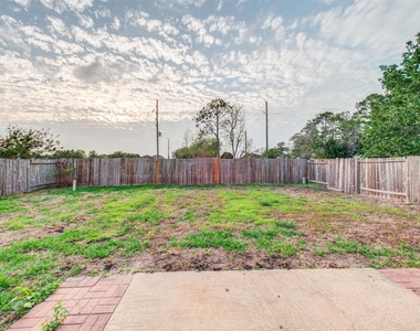 419 Thorpe Springs Drive - Photo Thumbnail 31