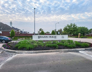 419 Thorpe Springs Drive - Photo Thumbnail 3