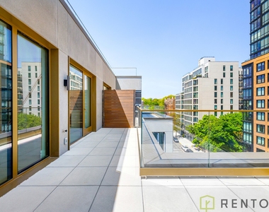 960 Franklin Avenue - Photo Thumbnail 7