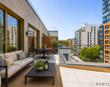 960 Franklin Avenue - Photo Thumbnail 3