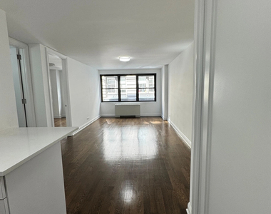 5th Avenue, 15th St - Photo Thumbnail 2
