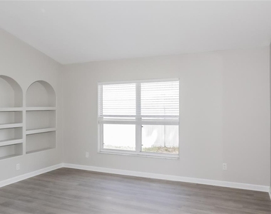 2544 Meadow Oaks Loop - Photo Thumbnail 13