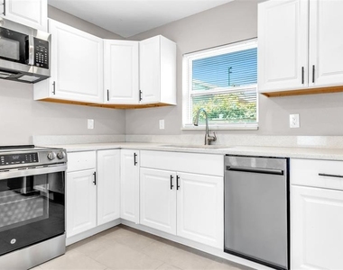 2651 1/2 2nd Avenue S - Photo Thumbnail 7